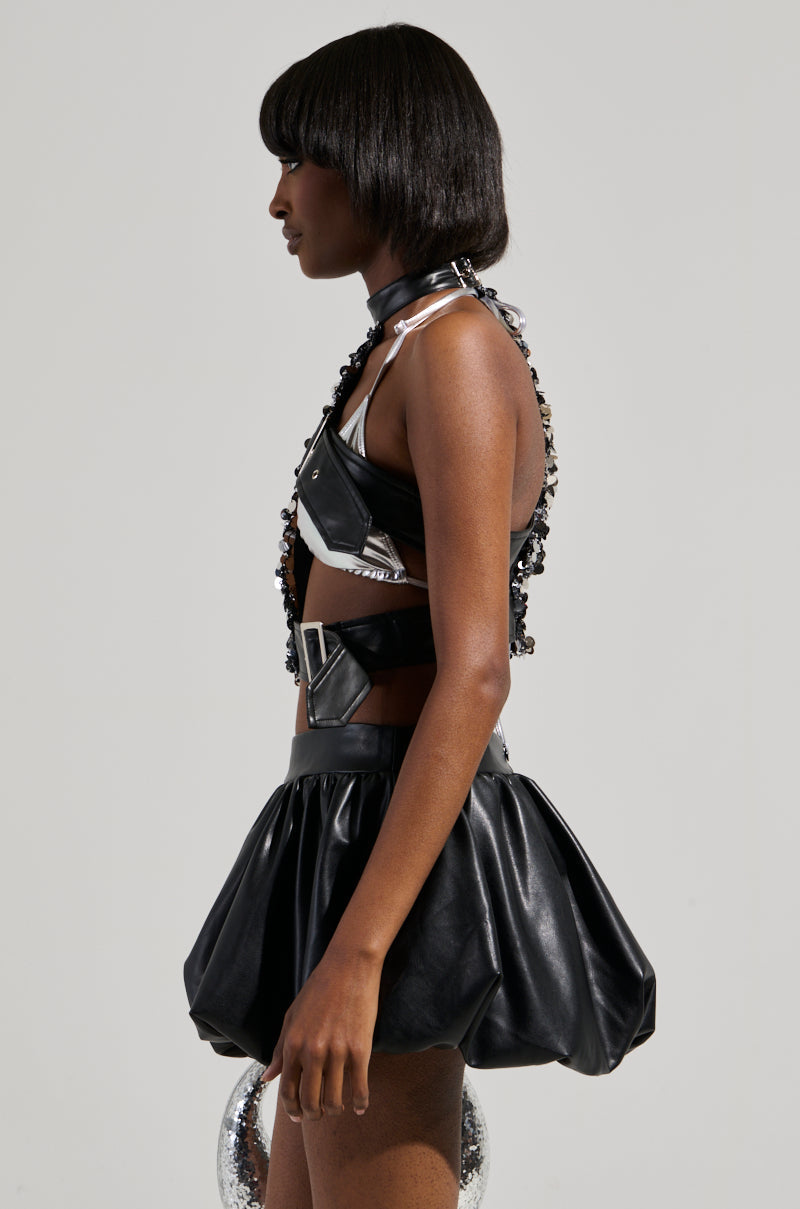 NEO ONE SLEEVED BUCKLE TOP